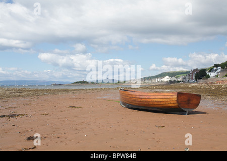 Bateau à rames sur la plage de Fairlie, un village sur le chemin côtier de l'Ayrshire à côté du Firth of Clyde, North Ayrshire, côte ouest de l'Écosse, Royaume-Uni Banque D'Images