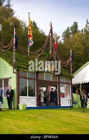 Le Royal Highland Braemar Gathering assisté par Sa Majesté la Reine Elizabeth II Banque D'Images