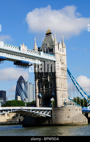 Détail de Tower Bridge avec le Gherkin Building, Londres, Angleterre, Royaume-Uni Banque D'Images