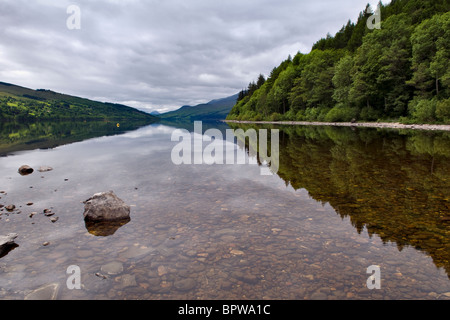 Loch Tay avec réflexion pris près de Kenmore à Dalerb, Tayside, Ecosse, Royaume-Uni Banque D'Images