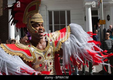 Défilé du carnaval de Notting Hill, homme samba dancer, Londres, Angleterre, Royaume-Uni Banque D'Images