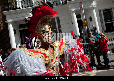 Défilé du carnaval de Notting Hill, homme samba dancer, Londres, Angleterre, Royaume-Uni Banque D'Images