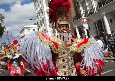 Défilé du carnaval de Notting Hill, homme samba dancer, Londres, Angleterre, Royaume-Uni Banque D'Images