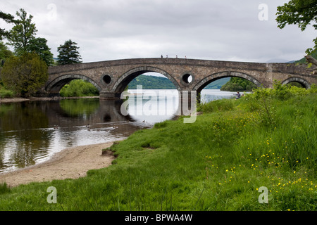 Kenmore Kenmore au pont sur la rivière Tay, surplombant le loch Tay et de montagnes vers Ben Lawers Banque D'Images