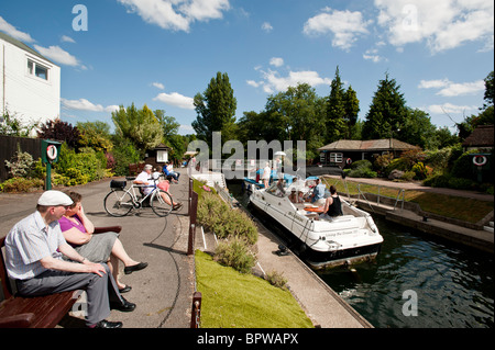 Activités d'été et passant par Marlow verrou sur la Tamise, Buckinghamshire, Angleterre, Royaume-Uni Banque D'Images