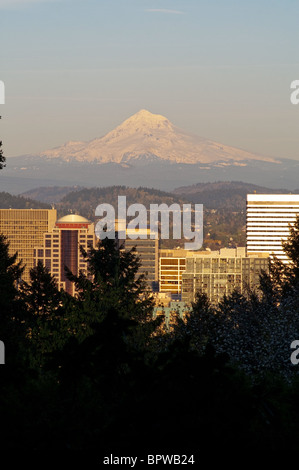 Donnant sur Portland Oregon avec Mount Hood dans la distance Banque D'Images