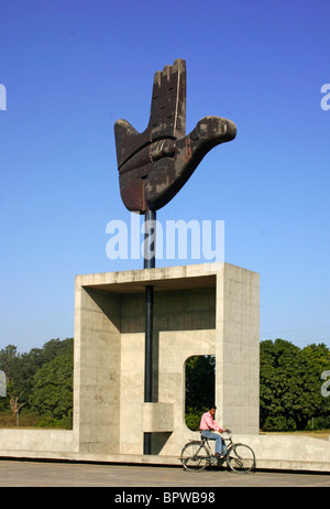 Sculpture main ouverte Le Corbusier Chandigarh Banque D'Images
