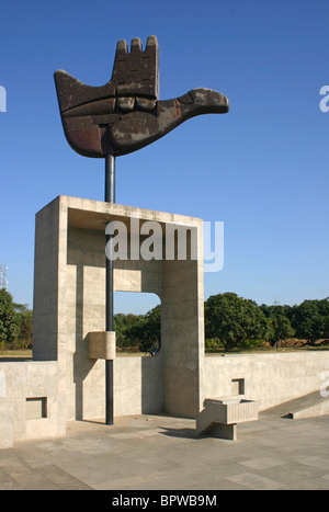 Sculpture main ouverte Le Corbusier Chandigarh Banque D'Images
