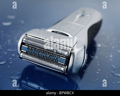 Braun 790CC - Rasoir électrique Pulsonic 9595 sur fond de verre bleu humide avec de l'eau tombe sur elle Banque D'Images