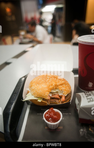 Un Burger King happy meal est vu dans un Whopper Bar dans le centre de Manhattan à New York Banque D'Images