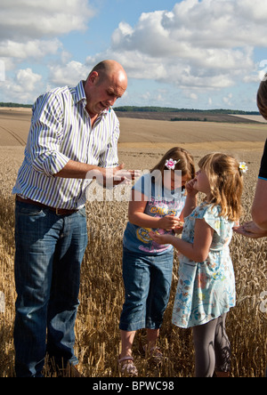 L'enseignement aux enfants d'agriculteurs sur le blé, où la farine provient de. Banque D'Images