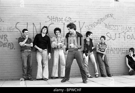 Enfants Adolescents traîner autour de Sutton Hill Telford Shropshire en septembre 1978 PHOTO PAR DAVID BAGNALL Banque D'Images