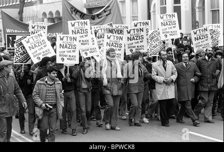 Wolverhampton anti Nazi mars 1981 avec le futur député Ken Purchase portant une écharpe au centre et le député les Huckfield. Photo de DAVID BAGNALL. Protestation contre le racisme anti-raciste Grande-Bretagne Royaume-Uni des années 1980 Banque D'Images