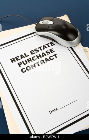 Contrat d'achat immobilier et de souris informatique, concept d'entreprise Banque D'Images