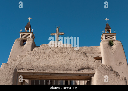 Détail de San Jose de Gracia église catholique construite par les Espagnols en 1760 dans le petit village de colline Las Trampas, Nouveau Mexique. Banque D'Images