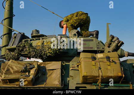 Soldat d'atteindre dans le pistolet vert tourelle d'un véhicule blindé léger de l'armée canadienne de l'Exposition nationale canadienne (CNE Toronto Canada Banque D'Images