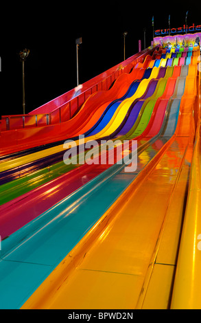 Des vagues de couleur à la fête foraine à l'ENC de déplacement sur tapis nuit à Toronto Banque D'Images