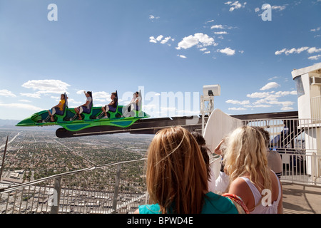 Les personnes bénéficiant de l'X-scream ride en haut de la Stratosphere hotel, Las Vegas Banque D'Images