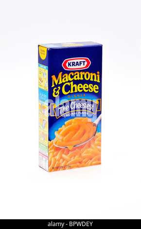 Fort de macaroni et fromage Kraft sur fond blanc, découpe. Banque D'Images