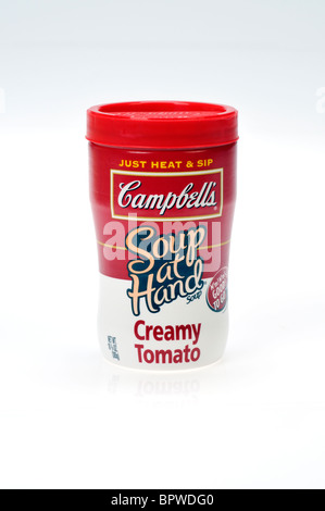 Récipient de Campbell's Tomato Soup à aller sur fond blanc, découpe. Banque D'Images