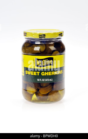 Pot de cornichons cornichon sucré par Mt. Société Pickle Olive sur fond blanc, découpe. Banque D'Images