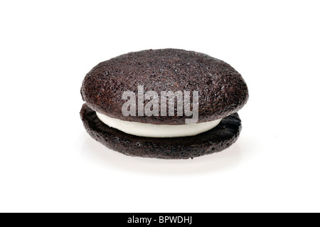 Seul whoopie pie crème vanille fourré entre 2 gâteaux au chocolat pâtisserie sur fond blanc, découpe. Banque D'Images