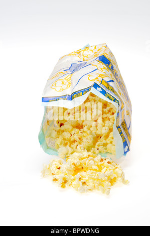 Ouvrir le sachet de pop-corn micro-ondes secrètes sur fond blanc, découpe. Banque D'Images