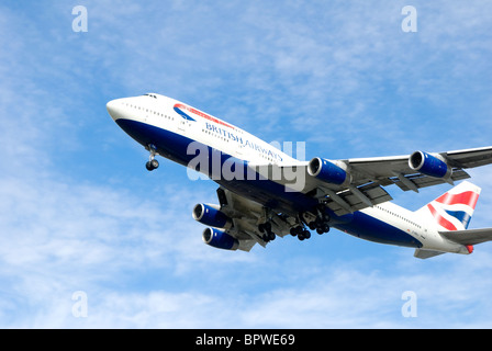 Les passagers de British Airways jet plane flying against blue sky Banque D'Images