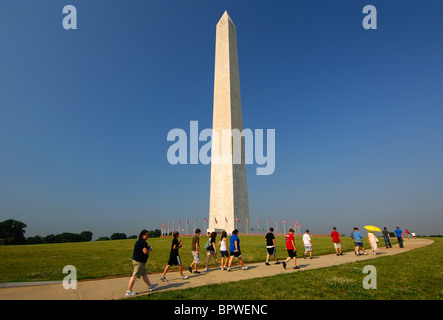 Visiteurs sur la façon de le Washington Monument, Washington D.C., USA, Banque D'Images