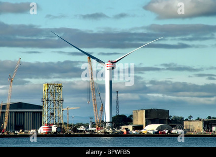 Un géant d'éoliennes off-shore assemblé et prêt pour l'installation à l'Nigg Yard, Estuaire de Cromarty. Banque D'Images