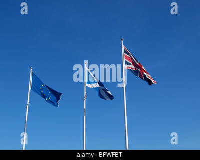 Ue, d'Écossais et d'UK drapeaux flottent contre un ciel bleu. Banque D'Images