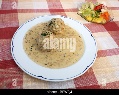 Un déjeuner tyrolien boulettes en sauce aux champignons avec une salade dans les Alpes autrichiennes Banque D'Images