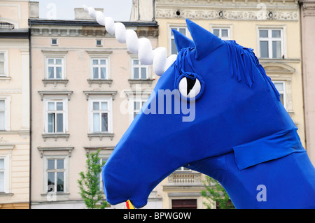 Unicorn géant au grand défilé du Dragon dans le Rynek Glowny Town Square à Cracovie Banque D'Images