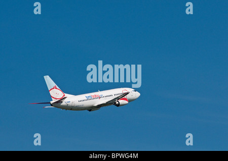 Bmi baby Boeing 737-3G-OBMP Jet juste après le décollage de l'aéroport international de Cardiff. Banque D'Images