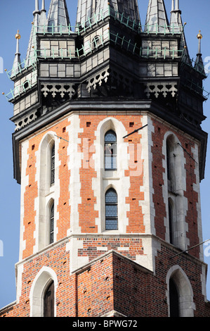 Clairon vu forme dans la fenêtre d'appel de clairon de La Tour de l'Église Mariacki, St Mary's Church in Rynek Glowny Banque D'Images