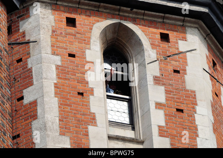 Clairon vu forme dans la fenêtre d'appel de clairon de La Tour de l'Église Mariacki, St Mary's Church in Rynek Glowny Banque D'Images