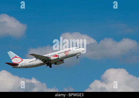 Bmi baby Boeing 737-3G-OBMP Jet juste après le décollage de l'aéroport international de Cardiff. Banque D'Images