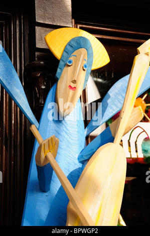 Anges en bois pour la vente de souvenirs dans la Halle situé dans la place de la ville, Rynek Glowny, Cracovie Banque D'Images