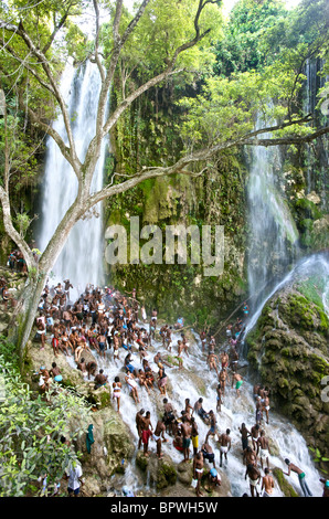 Des foules de praticiens culte vaudou sous une cascade pendant le saut d'eau festival vaudou en Haïti. Banque D'Images