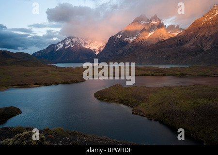 Les Cuernos del Paine, ou des cornes de Paine, crête de la brume sur le Lago Nordenskjold. Banque D'Images