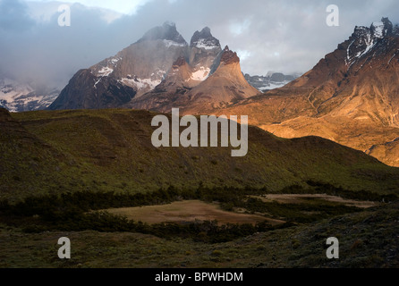 Les Cuernos del Paine, ou des cornes de Paine, crête de la brume sur le Lago Nordenskjold Banque D'Images