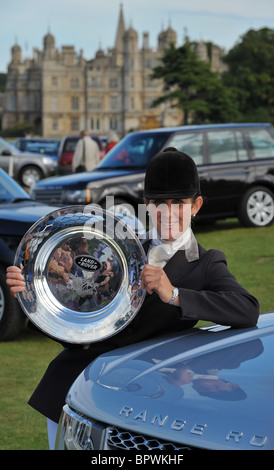 Caroline Powell détient le trophée en face de Burghley House après sa victoire dans le Land Rover Burghley Horse Trials 2010. Banque D'Images