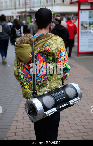 Un jeune ayant un boombox promenades dans les rues du centre-ville de Belfast, Irlande du Nord, Royaume-Uni, le 04 octobre 2009. Banque D'Images