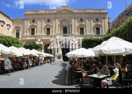 Codina, Caffe exposée et la Bibliothèque nationale, Place de la République, Misraħ Ir-Repubblika, Valletta, Malte, Méditerranée, Europe Banque D'Images