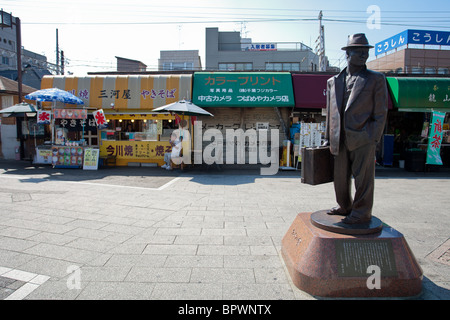 La statue de bronze de Tra-san, un personnage principal de la populaire série de film Otoko ha tsuraiyo. Banque D'Images