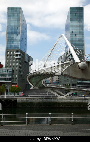 Le bout du pont Zubizuri de l'autre côté de la rivière Nervion, Bilbao, Espagne, avec des tours d'Isozaki Atea en arrière-plan Banque D'Images