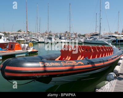Tourisme en caoutchouc gonflables colorés en speedboat mer Vilamoura, Algarve, Portugal Banque D'Images