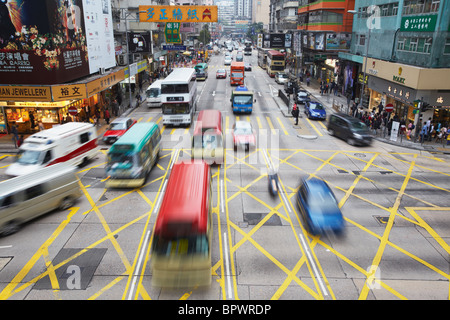 Le trafic traversant Nathan Road, Mong Kok, Kowloon, Hong Kong, Chine Banque D'Images