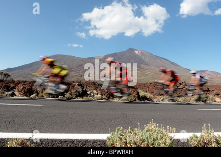 Les cyclistes en face du mont Teide sur la quatrième étape du Tour de Tenerife, Iles Canaries Espagne course à vélo Banque D'Images