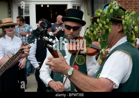 Festival des musiciens jouant Hop Faversham faversham Kent England UK Banque D'Images